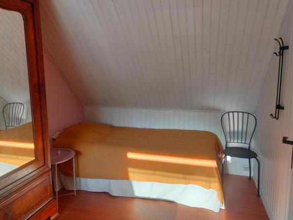 Chambres d'hôtes - gîte d'étape Avel Glaz : photo 1 de la chambre chambre quadruple avec salle de bains commune