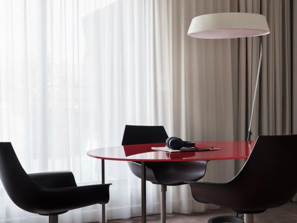 Novotel Athens : photo 7 de la chambre suite avec 1 lit double et 1 canapé-lit