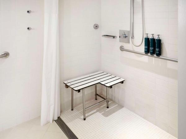 Hilton Vacation Club The Modern Honolulu : photo 3 de la chambre chambre lit king-size avec douche accessible en fauteuil roulant - vue sur ville