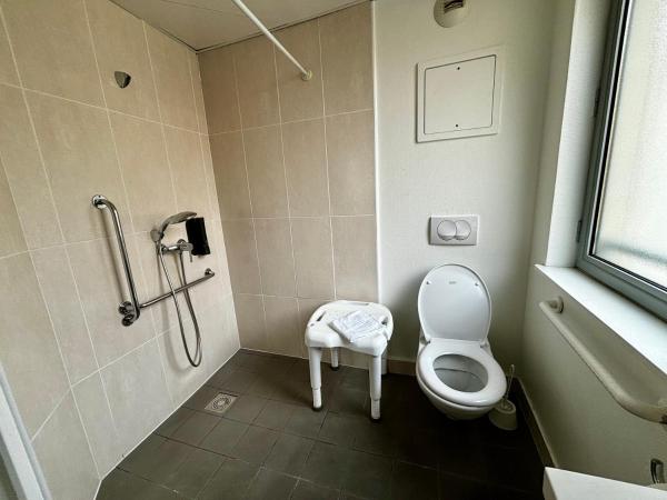 B&B HOTEL Marseille Centre La Joliette : photo 3 de la chambre chambre double - accessible aux personnes à mobilité réduite