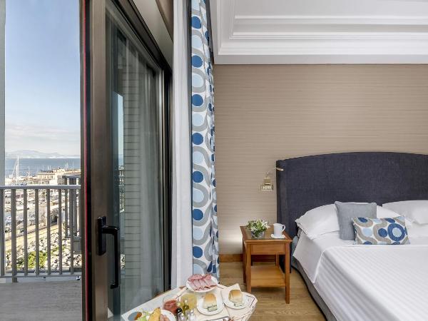 Hotel Royal Continental : photo 5 de la chambre chambre double ou lits jumeaux - vue partielle sur mer