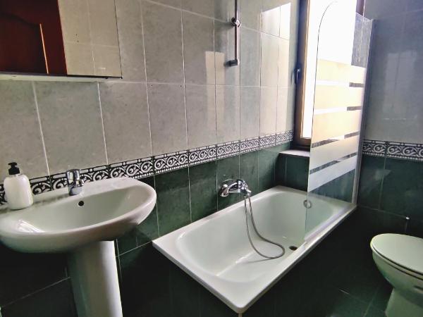 Green Hostel Oviedo : photo 4 de la chambre chambre quadruple avec salle de bains privative