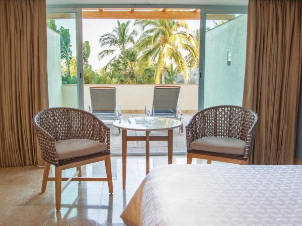 Sheraton Buganvilias Resort & Convention Center : photo 1 de la chambre chambre avec 1 lit king-size - vue sur jardin et terrasse bien exposée - Étage inférieur