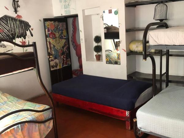 Gente de Más Hostel : photo 1 de la chambre chambre familiale avec salle de bains privative