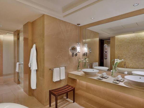 The Ritz-Carlton, Dubai : photo 7 de la chambre suite 1 chambre club océan avec 2 balcons et salon - accès au salon club avec 5 présentations culinaires incluses - petit-déjeuner et boissons gratuites - vue sur océan