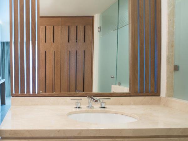 Sheraton Buganvilias Resort & Convention Center : photo 5 de la chambre grande chambre deluxe avec 1 lit king-size - vue sur baie - Étage supérieur