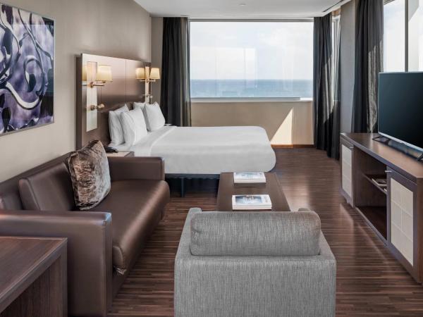AC Hotel Barcelona Fórum by Marriott : photo 2 de la chambre suite avec lit king-size - Étage supérieur