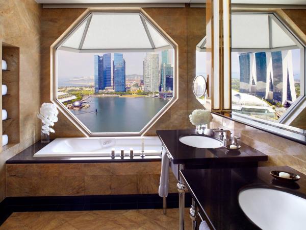 The Ritz-Carlton, Millenia Singapore : photo 6 de la chambre 1 bedroom millenia suite, 1 king bed, marina bay view