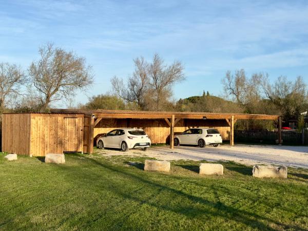 Mas du Couvin, maison d'hôtes en Camargue : photo 7 de la chambre chambre lit king-size - vue sur jardin