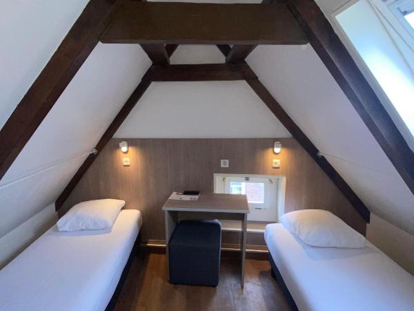 Hotel Old Quarter : photo 4 de la chambre chambre lits jumeaux avec salle de bains commune