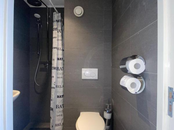 Hotel Old Quarter : photo 9 de la chambre chambre triple - vue sur canal