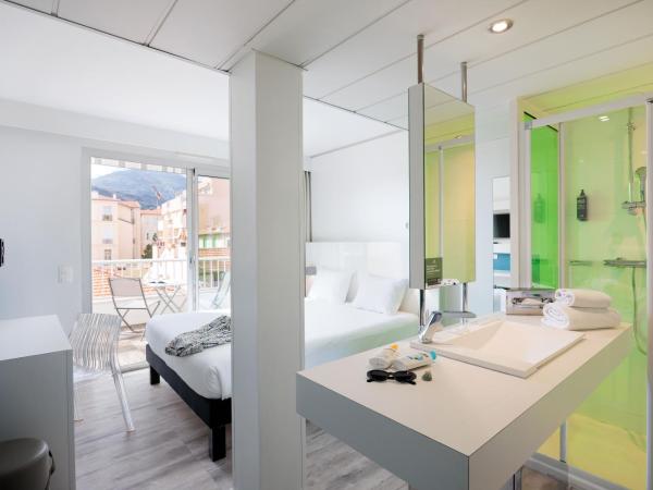 Ibis Styles Menton Centre : photo 1 de la chambre chambre familiale