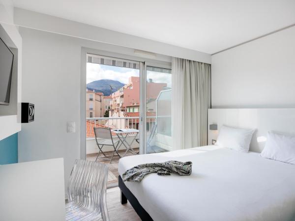Ibis Styles Menton Centre : photo 10 de la chambre chambre lits jumeaux standard avec balcon