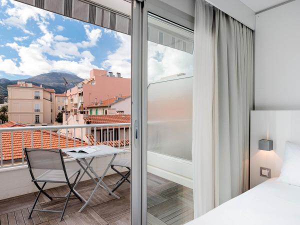 Ibis Styles Menton Centre : photo 9 de la chambre chambre lits jumeaux standard avec balcon