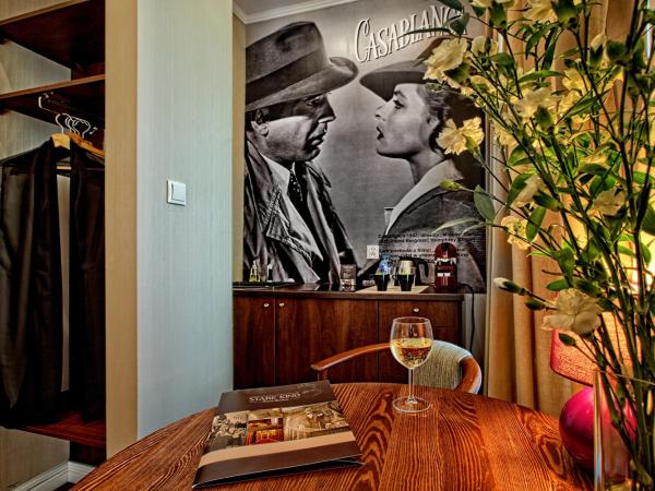 Stare Kino Cinema Residence : photo 3 de la chambre appartement avec lit double