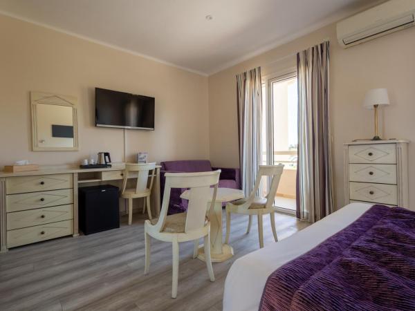 Hôtel Méditerranée : photo 5 de la chambre chambre triple - vue latérale sur mer - premier Étage