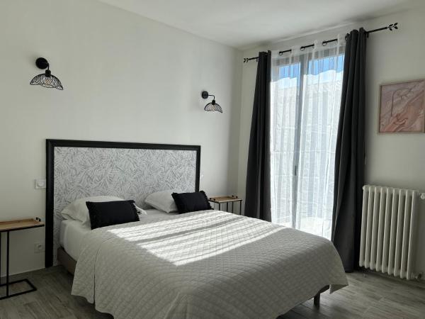 la porte medievale : photo 2 de la chambre chambre familiale - vue sur jardin