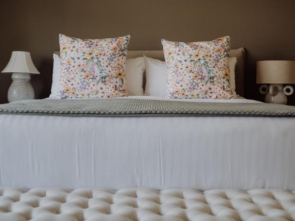 Grande Vue Hotel : photo 3 de la chambre two bedroom spa suite with water / mountain views  