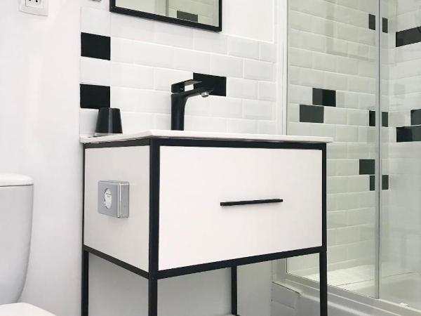 HôTEL LES VOLETS ROUGES - CASSIS : photo 1 de la chambre chambre triple avec terrasse