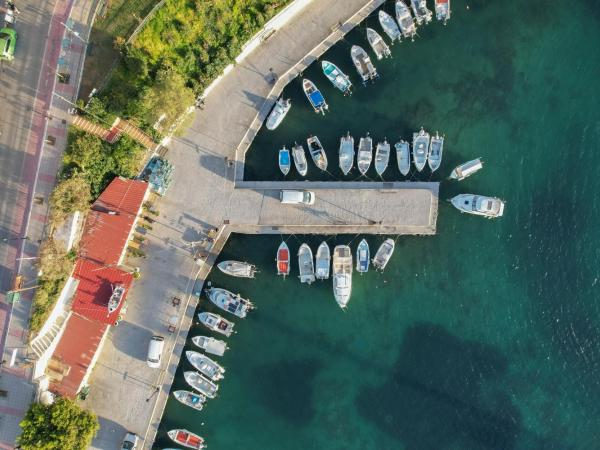Arocaria Apartments : photo 10 de la chambre chambre lit king-size - vue sur mer