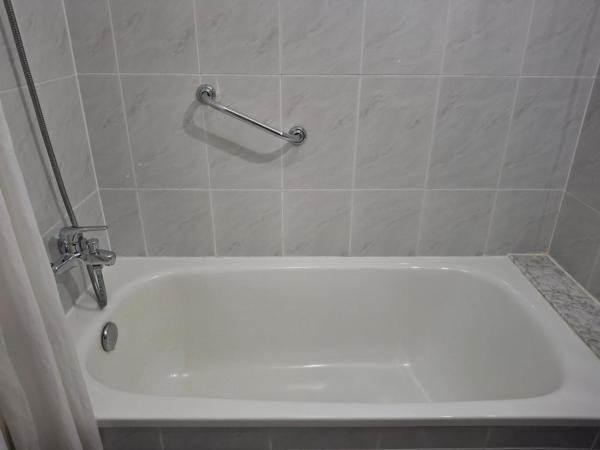 Hotel Capital de Galicia : photo 4 de la chambre chambre quadruple avec salle de bains privative