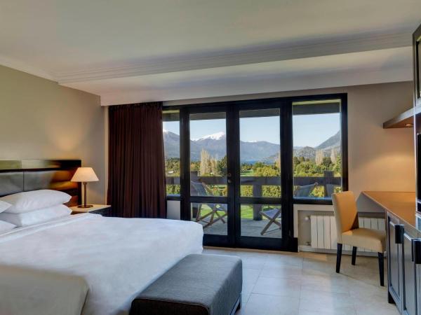 Arelauquen Lodge, a Tribute Portfolio Hotel : photo 2 de la chambre grand view king, golf and mountain view