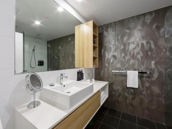 Avenue Hotel Canberra : photo 3 de la chambre chambre lit king-size supérieure avec balcon