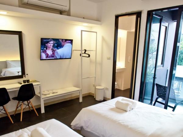 BED Phrasingh-Adults Only : photo 7 de la chambre chambre triple avec 1 lit double et 1 lit simple