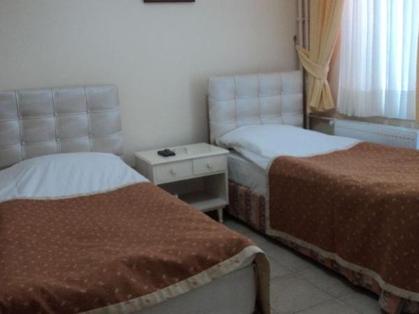 Yavuz Hotel : photo 1 de la chambre chambre triple avec salle de bains commune