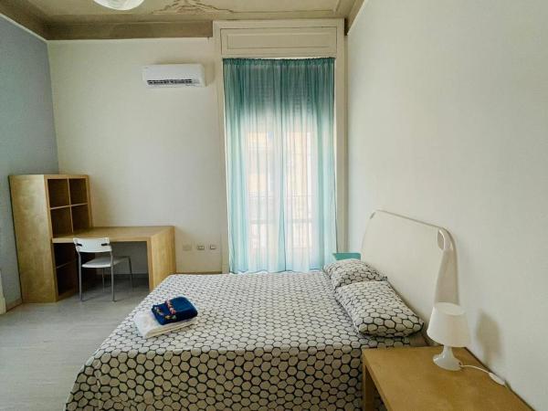 Deodato Guest House : photo 1 de la chambre chambre double avec salle de bains commune