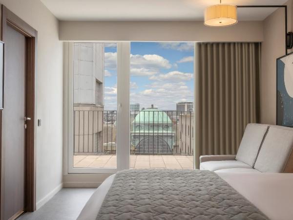 Riu Plaza The Gresham Dublin : photo 1 de la chambre hébergement lit king-size supérieur deluxe avec terrasse