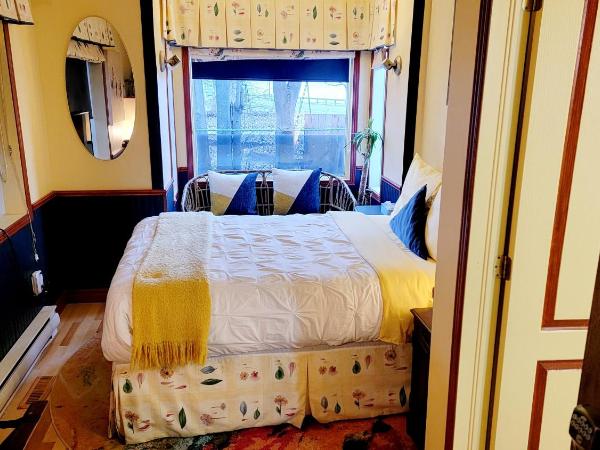 Kokomo INN Bed and Breakfast Ottawa-Gatineau's Only Tropical Riverfront B&B on the National Capital Cycling Pathway Route Verte #1 - for Adults Only - Chambre d'hôtes tropical aux berges des Outaouais BnB #17542O : photo 7 de la chambre chambre double - vue sur mer