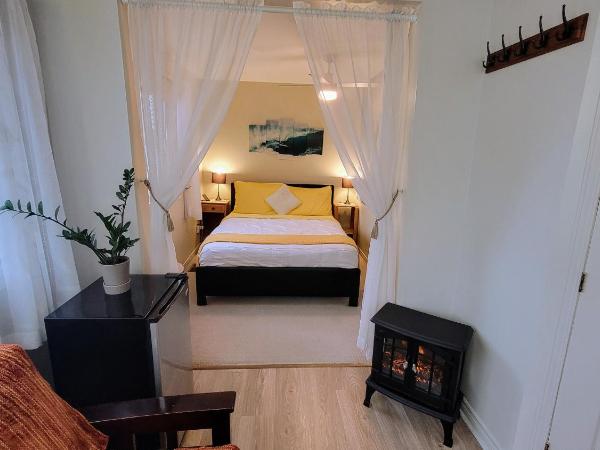 Kokomo INN Bed and Breakfast Ottawa-Gatineau's Only Tropical Riverfront B&B on the National Capital Cycling Pathway Route Verte #1 - for Adults Only - Chambre d'hôtes tropical aux berges des Outaouais BnB #17542O : photo 1 de la chambre suite lit queen-size – vue sur mer