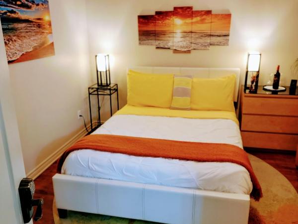 Kokomo INN Bed and Breakfast Ottawa-Gatineau's Only Tropical Riverfront B&B on the National Capital Cycling Pathway Route Verte #1 - for Adults Only - Chambre d'hôtes tropical aux berges des Outaouais BnB #17542O : photo 3 de la chambre studio lit queen-size de luxe