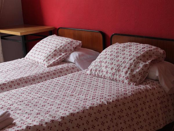 Pensión Manoli : photo 9 de la chambre chambre lits jumeaux Économique avec salle de bains commune