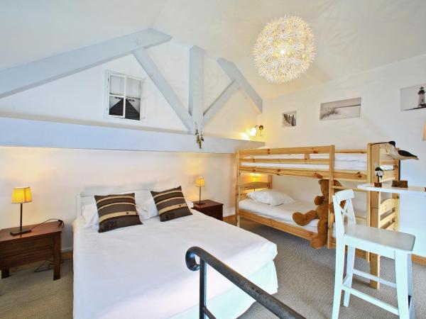 Logis Hôtel La Chaize : photo 2 de la chambre chambre familiale confort avec terrasse