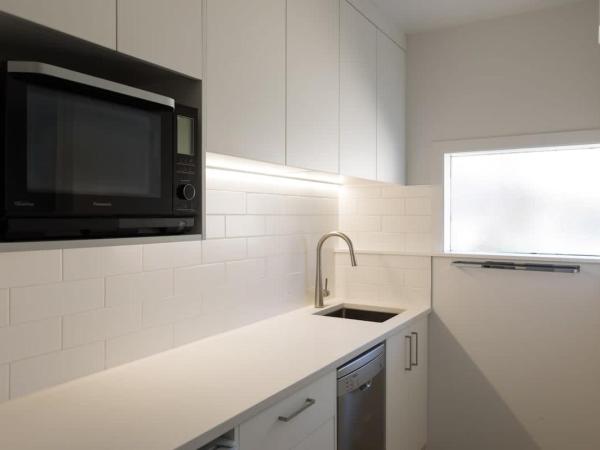 Stay Coastal - Apartments : photo 3 de la chambre appartement avec balcon