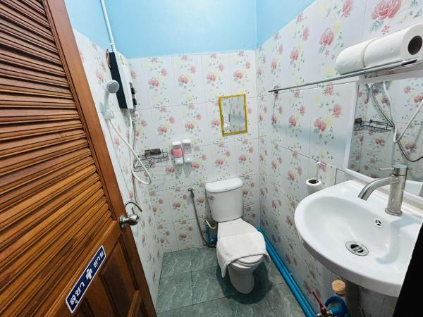 Noot's Bar And Guesthouse : photo 9 de la chambre chambre double - vue sur jardin