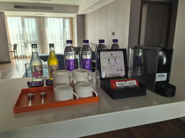 Holiday Inn Express Beijing Shijingshan Lakeview, an IHG Hotel : photo 4 de la chambre one-bedroom king suite with two king beds and kitchen