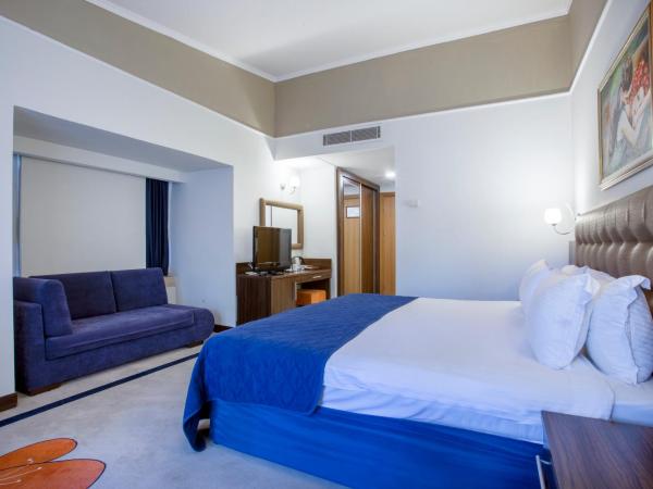 Pine Beach Belek : photo 1 de la chambre chambre triple club jardin