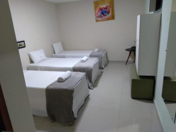 Hotel Aliança : photo 1 de la chambre chambre triple