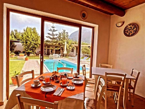 Case Vacanze Le Buganville : photo 2 de la chambre appartement 1 chambre - vue sur piscine