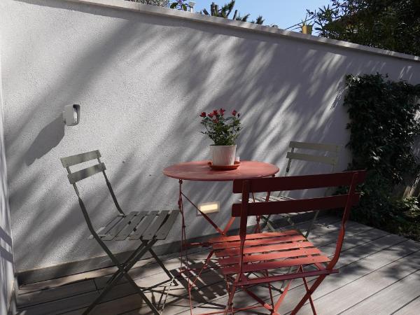 La dimora di Augusto : photo 6 de la chambre chambre lit king-size - vue sur jardin