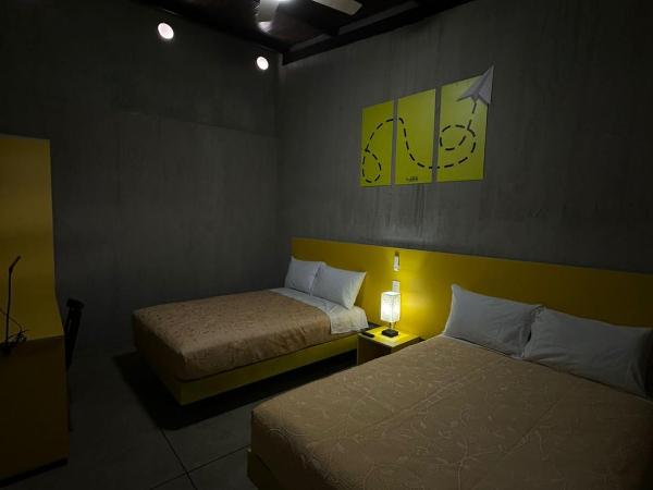 CHECK INN HOSTAL AEROPUERTO GDL : photo 1 de la chambre chambre quadruple Économique avec salle de bains commune