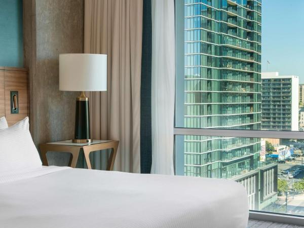 Carte Hotel San Diego Downtown, Curio Collection By Hilton : photo 8 de la chambre chambre lit king-size - vue sur ville