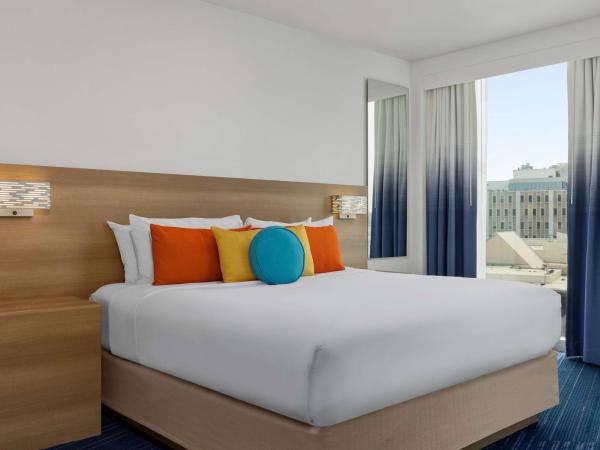 The Art Hotel Denver, Curio Collection by Hilton : photo 2 de la chambre chambre lit king-size de luxe - vue sur montagne