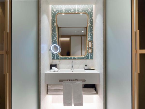 The Emerald House Lisbon - Curio Collection By Hilton : photo 4 de la chambre chambre d'angle lit king-size premium avec vue et balcon