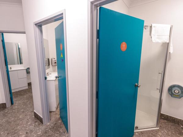 YHA Hobart Central : photo 1 de la chambre chambre double avec salle de bains commune