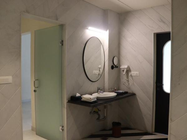 Ramee Royal Resort & Spa - Udaipur : photo 5 de la chambre suite royale avec jacuzzi