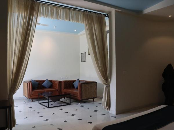 Ramee Royal Resort & Spa - Udaipur : photo 8 de la chambre suite royale avec jacuzzi